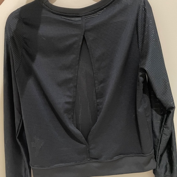 workout top - Picture 3 of 4